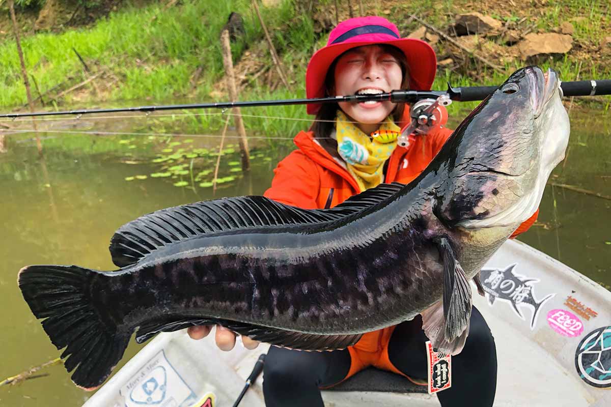 釣竿を加えた高本さんと魚
