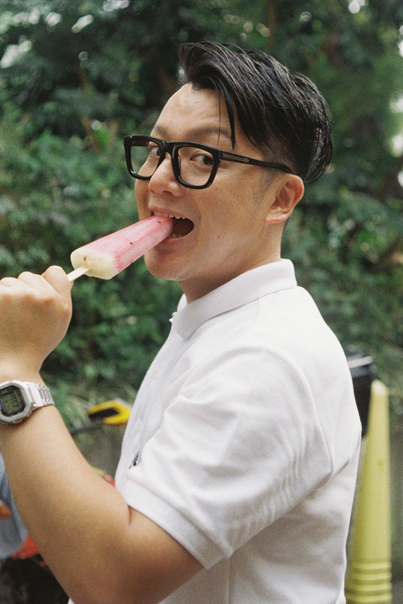 シズリーナ荒井さんがアイスを食べている写真