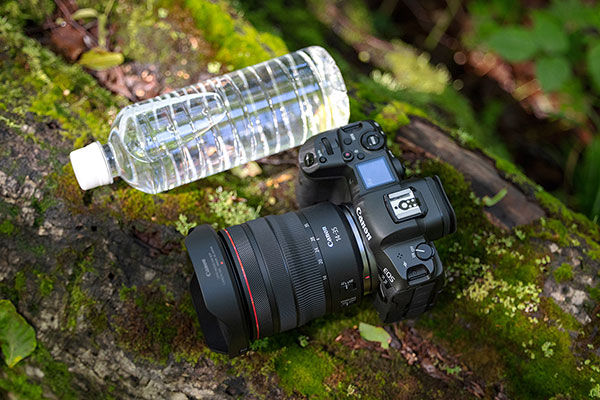 RF14-35mm F4 L IS USMと500mlペットボトルを並べて