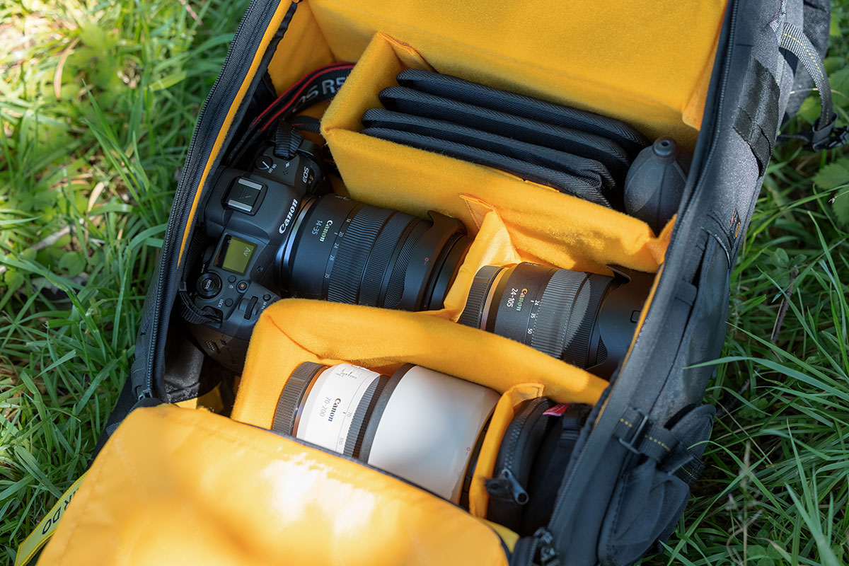 EOS R5と「F4 L シリーズ」3本(RF14-35mm F4 L IS USM、RF24-105mm F4 L IS USM、RF70-200mm F4 L IS USM)合計の総重量は約2.6kgと軽量。以前は入らなかったフィルターや他の機材まで収納できます。